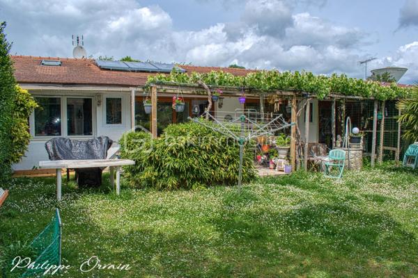 🌿 Grande maison familiale de plain-pied – Calme, confort et espace à Fosses !

À Fosses, dans un environnement calme et verdoyant, à proximité immédiate des écoles, des commodités et des axes rapides, venez découvrir cette spacieuse maison familiale pleine de charme.

Implantée sur un terrain clos, arboré et sans vis-à-vis de 375 m², cette maison de plain-pied offre une surface généreuse et fonctionnelle, idéale pour accueillir toute la famille.

✨ Vous serez séduit par :
Un vaste double séjour lumineux avec salle à manger, parfait pour vos moments en famille
Un salon chaleureux
Une cuisine aménagée et équipée
4 grandes chambres (possibilité d’en créer jusqu’à 5 !)
Une salle d’eau et WC séparés
Une mezzanine offrant un espace supplémentaire modulable
Une véranda baignée de lumière, véritable pièce de vie en plus

🚗 Côté pratique :
Un garage spacieux avec rangements complète ce bien.

🌞 Extérieurs et équipements :
Terrain sans vis-à-vis avec jardin arboré
Pompe à chaleur neuve (2023)
Panneaux solaires pour chauffer l'eau
Puits, vigne, cabanon de jardin
Espace barbecue

📍 Localisation idéale :
Écoles et commerces à proximité
Gare accessible à pied en 10 minutes
Accès rapide à l’A1 direction Paris
À seulement 15 minutes de Roissy CDG

💡 Les atouts majeurs :
✔ Maison entretenue et fonctionnelle
✔ Excellente isolation
✔ Nombreux rangements
✔ Environnement paisible
✔ Parfait pour une famille ou pour vivre de plain-pied en toute sérénité

🏡 Une maison où il fait bon vivre, prête à accueillir vos projets de vie !

📞 Contactez-moi dès maintenant pour organiser une visite — coup de cœur assuré !