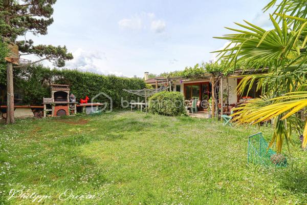 🌿 Grande maison familiale de plain-pied – Calme, confort et espace à Fosses !

À Fosses, dans un environnement calme et verdoyant, à proximité immédiate des écoles, des commodités et des axes rapides, venez découvrir cette spacieuse maison familiale pleine de charme.

Implantée sur un terrain clos, arboré et sans vis-à-vis de 375 m², cette maison de plain-pied offre une surface généreuse et fonctionnelle, idéale pour accueillir toute la famille.

✨ Vous serez séduit par :
Un vaste double séjour lumineux avec salle à manger, parfait pour vos moments en famille
Un salon chaleureux
Une cuisine aménagée et équipée
4 grandes chambres (possibilité d’en créer jusqu’à 5 !)
Une salle d’eau et WC séparés
Une mezzanine offrant un espace supplémentaire modulable
Une véranda baignée de lumière, véritable pièce de vie en plus

🚗 Côté pratique :
Un garage spacieux avec rangements complète ce bien.

🌞 Extérieurs et équipements :
Terrain sans vis-à-vis avec jardin arboré
Pompe à chaleur neuve (2023)
Panneaux solaires pour chauffer l'eau
Puits, vigne, cabanon de jardin
Espace barbecue

📍 Localisation idéale :
Écoles et commerces à proximité
Gare accessible à pied en 10 minutes
Accès rapide à l’A1 direction Paris
À seulement 15 minutes de Roissy CDG

💡 Les atouts majeurs :
✔ Maison entretenue et fonctionnelle
✔ Excellente isolation
✔ Nombreux rangements
✔ Environnement paisible
✔ Parfait pour une famille ou pour vivre de plain-pied en toute sérénité

🏡 Une maison où il fait bon vivre, prête à accueillir vos projets de vie !

📞 Contactez-moi dès maintenant pour organiser une visite — coup de cœur assuré !