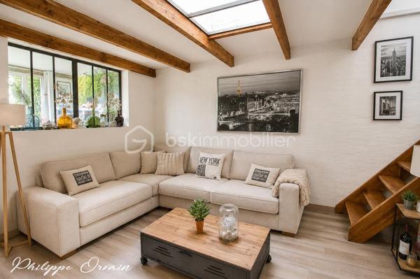 🌿 Grande maison familiale de plain-pied – Calme, confort et espace à Fosses !

À Fosses, dans un environnement calme et verdoyant, à proximité immédiate des écoles, des commodités et des axes rapides, venez découvrir cette spacieuse maison familiale pleine de charme.

Implantée sur un terrain clos, arboré et sans vis-à-vis de 375 m², cette maison de plain-pied offre une surface généreuse et fonctionnelle, idéale pour accueillir toute la famille.

✨ Vous serez séduit par :
Un vaste double séjour lumineux avec salle à manger, parfait pour vos moments en famille
Un salon chaleureux
Une cuisine aménagée et équipée
4 grandes chambres (possibilité d’en créer jusqu’à 5 !)
Une salle d’eau et WC séparés
Une mezzanine offrant un espace supplémentaire modulable
Une véranda baignée de lumière, véritable pièce de vie en plus

🚗 Côté pratique :
Un garage spacieux avec rangements complète ce bien.

🌞 Extérieurs et équipements :
Terrain sans vis-à-vis avec jardin arboré
Pompe à chaleur neuve (2023)
Panneaux solaires pour chauffer l'eau
Puits, vigne, cabanon de jardin
Espace barbecue

📍 Localisation idéale :
Écoles et commerces à proximité
Gare accessible à pied en 10 minutes
Accès rapide à l’A1 direction Paris
À seulement 15 minutes de Roissy CDG

💡 Les atouts majeurs :
✔ Maison entretenue et fonctionnelle
✔ Excellente isolation
✔ Nombreux rangements
✔ Environnement paisible
✔ Parfait pour une famille ou pour vivre de plain-pied en toute sérénité

🏡 Une maison où il fait bon vivre, prête à accueillir vos projets de vie !

📞 Contactez-moi dès maintenant pour organiser une visite — coup de cœur assuré !