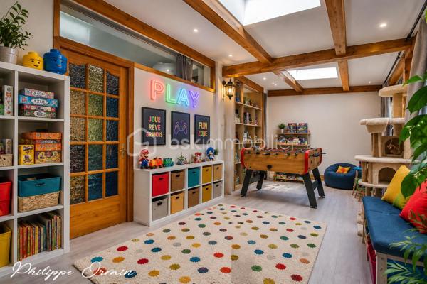 🌿 Grande maison familiale de plain-pied – Calme, confort et espace à Fosses !

À Fosses, dans un environnement calme et verdoyant, à proximité immédiate des écoles, des commodités et des axes rapides, venez découvrir cette spacieuse maison familiale pleine de charme.

Implantée sur un terrain clos, arboré et sans vis-à-vis de 375 m², cette maison de plain-pied offre une surface généreuse et fonctionnelle, idéale pour accueillir toute la famille.

✨ Vous serez séduit par :
Un vaste double séjour lumineux avec salle à manger, parfait pour vos moments en famille
Un salon chaleureux
Une cuisine aménagée et équipée
4 grandes chambres (possibilité d’en créer jusqu’à 5 !)
Une salle d’eau et WC séparés
Une mezzanine offrant un espace supplémentaire modulable
Une véranda baignée de lumière, véritable pièce de vie en plus

🚗 Côté pratique :
Un garage spacieux avec rangements complète ce bien.

🌞 Extérieurs et équipements :
Terrain sans vis-à-vis avec jardin arboré
Pompe à chaleur neuve (2023)
Panneaux solaires pour chauffer l'eau
Puits, vigne, cabanon de jardin
Espace barbecue

📍 Localisation idéale :
Écoles et commerces à proximité
Gare accessible à pied en 10 minutes
Accès rapide à l’A1 direction Paris
À seulement 15 minutes de Roissy CDG

💡 Les atouts majeurs :
✔ Maison entretenue et fonctionnelle
✔ Excellente isolation
✔ Nombreux rangements
✔ Environnement paisible
✔ Parfait pour une famille ou pour vivre de plain-pied en toute sérénité

🏡 Une maison où il fait bon vivre, prête à accueillir vos projets de vie !

📞 Contactez-moi dès maintenant pour organiser une visite — coup de cœur assuré !