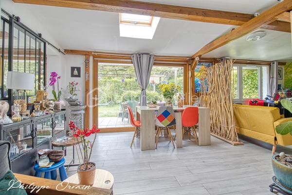 🌿 Grande maison familiale de plain-pied – Calme, confort et espace à Fosses !

À Fosses, dans un environnement calme et verdoyant, à proximité immédiate des écoles, des commodités et des axes rapides, venez découvrir cette spacieuse maison familiale pleine de charme.

Implantée sur un terrain clos, arboré et sans vis-à-vis de 375 m², cette maison de plain-pied offre une surface généreuse et fonctionnelle, idéale pour accueillir toute la famille.

✨ Vous serez séduit par :
Un vaste double séjour lumineux avec salle à manger, parfait pour vos moments en famille
Un salon chaleureux
Une cuisine aménagée et équipée
4 grandes chambres (possibilité d’en créer jusqu’à 5 !)
Une salle d’eau et WC séparés
Une mezzanine offrant un espace supplémentaire modulable
Une véranda baignée de lumière, véritable pièce de vie en plus

🚗 Côté pratique :
Un garage spacieux avec rangements complète ce bien.

🌞 Extérieurs et équipements :
Terrain sans vis-à-vis avec jardin arboré
Pompe à chaleur neuve (2023)
Panneaux solaires pour chauffer l'eau
Puits, vigne, cabanon de jardin
Espace barbecue

📍 Localisation idéale :
Écoles et commerces à proximité
Gare accessible à pied en 10 minutes
Accès rapide à l’A1 direction Paris
À seulement 15 minutes de Roissy CDG

💡 Les atouts majeurs :
✔ Maison entretenue et fonctionnelle
✔ Excellente isolation
✔ Nombreux rangements
✔ Environnement paisible
✔ Parfait pour une famille ou pour vivre de plain-pied en toute sérénité

🏡 Une maison où il fait bon vivre, prête à accueillir vos projets de vie !

📞 Contactez-moi dès maintenant pour organiser une visite — coup de cœur assuré !