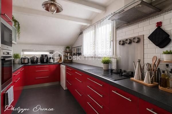 🌿 Grande maison familiale de plain-pied – Calme, confort et espace à Fosses !

À Fosses, dans un environnement calme et verdoyant, à proximité immédiate des écoles, des commodités et des axes rapides, venez découvrir cette spacieuse maison familiale pleine de charme.

Implantée sur un terrain clos, arboré et sans vis-à-vis de 375 m², cette maison de plain-pied offre une surface généreuse et fonctionnelle, idéale pour accueillir toute la famille.

✨ Vous serez séduit par :
Un vaste double séjour lumineux avec salle à manger, parfait pour vos moments en famille
Un salon chaleureux
Une cuisine aménagée et équipée
4 grandes chambres (possibilité d’en créer jusqu’à 5 !)
Une salle d’eau et WC séparés
Une mezzanine offrant un espace supplémentaire modulable
Une véranda baignée de lumière, véritable pièce de vie en plus

🚗 Côté pratique :
Un garage spacieux avec rangements complète ce bien.

🌞 Extérieurs et équipements :
Terrain sans vis-à-vis avec jardin arboré
Pompe à chaleur neuve (2023)
Panneaux solaires pour chauffer l'eau
Puits, vigne, cabanon de jardin
Espace barbecue

📍 Localisation idéale :
Écoles et commerces à proximité
Gare accessible à pied en 10 minutes
Accès rapide à l’A1 direction Paris
À seulement 15 minutes de Roissy CDG

💡 Les atouts majeurs :
✔ Maison entretenue et fonctionnelle
✔ Excellente isolation
✔ Nombreux rangements
✔ Environnement paisible
✔ Parfait pour une famille ou pour vivre de plain-pied en toute sérénité

🏡 Une maison où il fait bon vivre, prête à accueillir vos projets de vie !

📞 Contactez-moi dès maintenant pour organiser une visite — coup de cœur assuré !