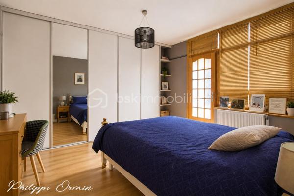 🌿 Grande maison familiale de plain-pied – Calme, confort et espace à Fosses !

À Fosses, dans un environnement calme et verdoyant, à proximité immédiate des écoles, des commodités et des axes rapides, venez découvrir cette spacieuse maison familiale pleine de charme.

Implantée sur un terrain clos, arboré et sans vis-à-vis de 375 m², cette maison de plain-pied offre une surface généreuse et fonctionnelle, idéale pour accueillir toute la famille.

✨ Vous serez séduit par :
Un vaste double séjour lumineux avec salle à manger, parfait pour vos moments en famille
Un salon chaleureux
Une cuisine aménagée et équipée
4 grandes chambres (possibilité d’en créer jusqu’à 5 !)
Une salle d’eau et WC séparés
Une mezzanine offrant un espace supplémentaire modulable
Une véranda baignée de lumière, véritable pièce de vie en plus

🚗 Côté pratique :
Un garage spacieux avec rangements complète ce bien.

🌞 Extérieurs et équipements :
Terrain sans vis-à-vis avec jardin arboré
Pompe à chaleur neuve (2023)
Panneaux solaires pour chauffer l'eau
Puits, vigne, cabanon de jardin
Espace barbecue

📍 Localisation idéale :
Écoles et commerces à proximité
Gare accessible à pied en 10 minutes
Accès rapide à l’A1 direction Paris
À seulement 15 minutes de Roissy CDG

💡 Les atouts majeurs :
✔ Maison entretenue et fonctionnelle
✔ Excellente isolation
✔ Nombreux rangements
✔ Environnement paisible
✔ Parfait pour une famille ou pour vivre de plain-pied en toute sérénité

🏡 Une maison où il fait bon vivre, prête à accueillir vos projets de vie !

📞 Contactez-moi dès maintenant pour organiser une visite — coup de cœur assuré !