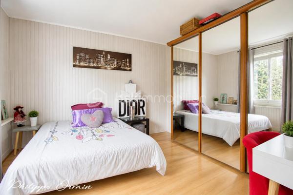 🌿 Grande maison familiale de plain-pied – Calme, confort et espace à Fosses !

À Fosses, dans un environnement calme et verdoyant, à proximité immédiate des écoles, des commodités et des axes rapides, venez découvrir cette spacieuse maison familiale pleine de charme.

Implantée sur un terrain clos, arboré et sans vis-à-vis de 375 m², cette maison de plain-pied offre une surface généreuse et fonctionnelle, idéale pour accueillir toute la famille.

✨ Vous serez séduit par :
Un vaste double séjour lumineux avec salle à manger, parfait pour vos moments en famille
Un salon chaleureux
Une cuisine aménagée et équipée
4 grandes chambres (possibilité d’en créer jusqu’à 5 !)
Une salle d’eau et WC séparés
Une mezzanine offrant un espace supplémentaire modulable
Une véranda baignée de lumière, véritable pièce de vie en plus

🚗 Côté pratique :
Un garage spacieux avec rangements complète ce bien.

🌞 Extérieurs et équipements :
Terrain sans vis-à-vis avec jardin arboré
Pompe à chaleur neuve (2023)
Panneaux solaires pour chauffer l'eau
Puits, vigne, cabanon de jardin
Espace barbecue

📍 Localisation idéale :
Écoles et commerces à proximité
Gare accessible à pied en 10 minutes
Accès rapide à l’A1 direction Paris
À seulement 15 minutes de Roissy CDG

💡 Les atouts majeurs :
✔ Maison entretenue et fonctionnelle
✔ Excellente isolation
✔ Nombreux rangements
✔ Environnement paisible
✔ Parfait pour une famille ou pour vivre de plain-pied en toute sérénité

🏡 Une maison où il fait bon vivre, prête à accueillir vos projets de vie !

📞 Contactez-moi dès maintenant pour organiser une visite — coup de cœur assuré !