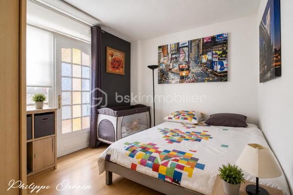 🌿 Grande maison familiale de plain-pied – Calme, confort et espace à Fosses !

À Fosses, dans un environnement calme et verdoyant, à proximité immédiate des écoles, des commodités et des axes rapides, venez découvrir cette spacieuse maison familiale pleine de charme.

Implantée sur un terrain clos, arboré et sans vis-à-vis de 375 m², cette maison de plain-pied offre une surface généreuse et fonctionnelle, idéale pour accueillir toute la famille.

✨ Vous serez séduit par :
Un vaste double séjour lumineux avec salle à manger, parfait pour vos moments en famille
Un salon chaleureux
Une cuisine aménagée et équipée
4 grandes chambres (possibilité d’en créer jusqu’à 5 !)
Une salle d’eau et WC séparés
Une mezzanine offrant un espace supplémentaire modulable
Une véranda baignée de lumière, véritable pièce de vie en plus

🚗 Côté pratique :
Un garage spacieux avec rangements complète ce bien.

🌞 Extérieurs et équipements :
Terrain sans vis-à-vis avec jardin arboré
Pompe à chaleur neuve (2023)
Panneaux solaires pour chauffer l'eau
Puits, vigne, cabanon de jardin
Espace barbecue

📍 Localisation idéale :
Écoles et commerces à proximité
Gare accessible à pied en 10 minutes
Accès rapide à l’A1 direction Paris
À seulement 15 minutes de Roissy CDG

💡 Les atouts majeurs :
✔ Maison entretenue et fonctionnelle
✔ Excellente isolation
✔ Nombreux rangements
✔ Environnement paisible
✔ Parfait pour une famille ou pour vivre de plain-pied en toute sérénité

🏡 Une maison où il fait bon vivre, prête à accueillir vos projets de vie !

📞 Contactez-moi dès maintenant pour organiser une visite — coup de cœur assuré !