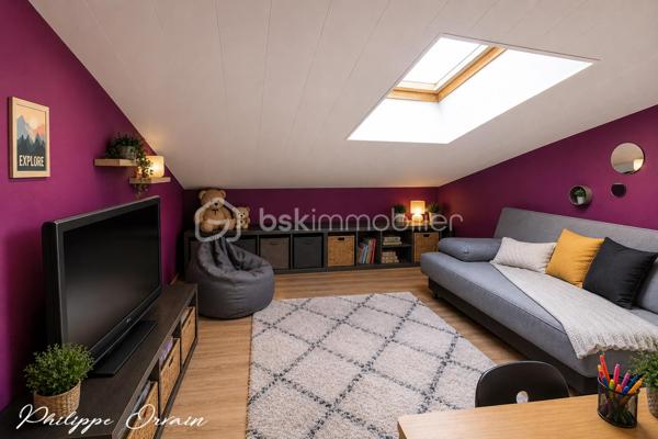 🌿 Grande maison familiale de plain-pied – Calme, confort et espace à Fosses !

À Fosses, dans un environnement calme et verdoyant, à proximité immédiate des écoles, des commodités et des axes rapides, venez découvrir cette spacieuse maison familiale pleine de charme.

Implantée sur un terrain clos, arboré et sans vis-à-vis de 375 m², cette maison de plain-pied offre une surface généreuse et fonctionnelle, idéale pour accueillir toute la famille.

✨ Vous serez séduit par :
Un vaste double séjour lumineux avec salle à manger, parfait pour vos moments en famille
Un salon chaleureux
Une cuisine aménagée et équipée
4 grandes chambres (possibilité d’en créer jusqu’à 5 !)
Une salle d’eau et WC séparés
Une mezzanine offrant un espace supplémentaire modulable
Une véranda baignée de lumière, véritable pièce de vie en plus

🚗 Côté pratique :
Un garage spacieux avec rangements complète ce bien.

🌞 Extérieurs et équipements :
Terrain sans vis-à-vis avec jardin arboré
Pompe à chaleur neuve (2023)
Panneaux solaires pour chauffer l'eau
Puits, vigne, cabanon de jardin
Espace barbecue

📍 Localisation idéale :
Écoles et commerces à proximité
Gare accessible à pied en 10 minutes
Accès rapide à l’A1 direction Paris
À seulement 15 minutes de Roissy CDG

💡 Les atouts majeurs :
✔ Maison entretenue et fonctionnelle
✔ Excellente isolation
✔ Nombreux rangements
✔ Environnement paisible
✔ Parfait pour une famille ou pour vivre de plain-pied en toute sérénité

🏡 Une maison où il fait bon vivre, prête à accueillir vos projets de vie !

📞 Contactez-moi dès maintenant pour organiser une visite — coup de cœur assuré !
