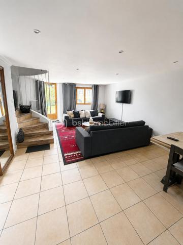 Située en plein cœur de Angerville, cette maison bénéficie d’un emplacement recherché, à proximité immédiate des commerces, de la gare (ligne Paris Austerlitz – Orléans) et d’un accès rapide à la N20 direction Paris.
Dès l’entrée, vous découvrez directement un grand salon lumineux, véritable pièce de vie centrale, offrant un espace convivial et agréable au quotidien. La maison dégage une atmosphère chaleureuse dans laquelle il est facile de se projeter.
La cuisine, entièrement équipée, est fonctionnelle et adaptée à une vie de famille ou à la réception de proches.
À l’étage, l’espace nuit se compose de trois chambres, dont une suite parentale avec sa salle de bain, ainsi qu’une seconde salle de bain indépendante, offrant confort et praticité pour toute la famille.
À l’extérieur, vous profitez d’un jardin clos de 270 m², idéal pour les beaux jours, les moments en famille ou entre amis, en toute tranquillité.
Côté prestations, la maison dispose de menuiseries en double vitrage, d’un chauffage électrique et du tout-à-l’égout, assurant un confort et une gestion simplifiée au quotidien.
Ce bien allie parfaitement charme, fonctionnalité et emplacement stratégique, ce qui en fait une opportunité rare sur le secteur.
Bien proposé en exclusivité.
Pour plus d’informations ou pour organiser une visite, merci de me contacter.