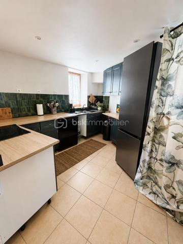 Située en plein cœur de Angerville, cette maison bénéficie d’un emplacement recherché, à proximité immédiate des commerces, de la gare (ligne Paris Austerlitz – Orléans) et d’un accès rapide à la N20 direction Paris.
Dès l’entrée, vous découvrez directement un grand salon lumineux, véritable pièce de vie centrale, offrant un espace convivial et agréable au quotidien. La maison dégage une atmosphère chaleureuse dans laquelle il est facile de se projeter.
La cuisine, entièrement équipée, est fonctionnelle et adaptée à une vie de famille ou à la réception de proches.
À l’étage, l’espace nuit se compose de trois chambres, dont une suite parentale avec sa salle de bain, ainsi qu’une seconde salle de bain indépendante, offrant confort et praticité pour toute la famille.
À l’extérieur, vous profitez d’un jardin clos de 270 m², idéal pour les beaux jours, les moments en famille ou entre amis, en toute tranquillité.
Côté prestations, la maison dispose de menuiseries en double vitrage, d’un chauffage électrique et du tout-à-l’égout, assurant un confort et une gestion simplifiée au quotidien.
Ce bien allie parfaitement charme, fonctionnalité et emplacement stratégique, ce qui en fait une opportunité rare sur le secteur.
Bien proposé en exclusivité.
Pour plus d’informations ou pour organiser une visite, merci de me contacter.