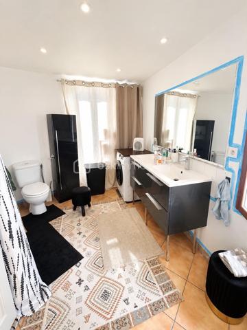 Située en plein cœur de Angerville, cette maison bénéficie d’un emplacement recherché, à proximité immédiate des commerces, de la gare (ligne Paris Austerlitz – Orléans) et d’un accès rapide à la N20 direction Paris.
Dès l’entrée, vous découvrez directement un grand salon lumineux, véritable pièce de vie centrale, offrant un espace convivial et agréable au quotidien. La maison dégage une atmosphère chaleureuse dans laquelle il est facile de se projeter.
La cuisine, entièrement équipée, est fonctionnelle et adaptée à une vie de famille ou à la réception de proches.
À l’étage, l’espace nuit se compose de trois chambres, dont une suite parentale avec sa salle de bain, ainsi qu’une seconde salle de bain indépendante, offrant confort et praticité pour toute la famille.
À l’extérieur, vous profitez d’un jardin clos de 270 m², idéal pour les beaux jours, les moments en famille ou entre amis, en toute tranquillité.
Côté prestations, la maison dispose de menuiseries en double vitrage, d’un chauffage électrique et du tout-à-l’égout, assurant un confort et une gestion simplifiée au quotidien.
Ce bien allie parfaitement charme, fonctionnalité et emplacement stratégique, ce qui en fait une opportunité rare sur le secteur.
Bien proposé en exclusivité.
Pour plus d’informations ou pour organiser une visite, merci de me contacter.