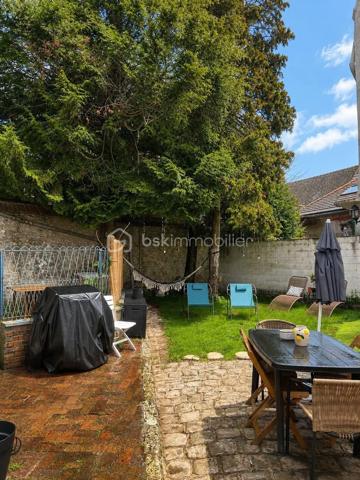 Située en plein cœur de Angerville, cette maison bénéficie d’un emplacement recherché, à proximité immédiate des commerces, de la gare (ligne Paris Austerlitz – Orléans) et d’un accès rapide à la N20 direction Paris.
Dès l’entrée, vous découvrez directement un grand salon lumineux, véritable pièce de vie centrale, offrant un espace convivial et agréable au quotidien. La maison dégage une atmosphère chaleureuse dans laquelle il est facile de se projeter.
La cuisine, entièrement équipée, est fonctionnelle et adaptée à une vie de famille ou à la réception de proches.
À l’étage, l’espace nuit se compose de trois chambres, dont une suite parentale avec sa salle de bain, ainsi qu’une seconde salle de bain indépendante, offrant confort et praticité pour toute la famille.
À l’extérieur, vous profitez d’un jardin clos de 270 m², idéal pour les beaux jours, les moments en famille ou entre amis, en toute tranquillité.
Côté prestations, la maison dispose de menuiseries en double vitrage, d’un chauffage électrique et du tout-à-l’égout, assurant un confort et une gestion simplifiée au quotidien.
Ce bien allie parfaitement charme, fonctionnalité et emplacement stratégique, ce qui en fait une opportunité rare sur le secteur.
Bien proposé en exclusivité.
Pour plus d’informations ou pour organiser une visite, merci de me contacter.