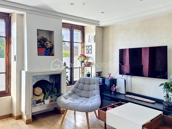✨  Superbe F1+ avec prestations de qualité dans le quartier le plus recherché de Corbeil-Essonnes ✨

Idéalement situé dans le secteur le plus prisé de Corbeil-Essonnes, au cœur de sa rue la plus recherchée, cet élégant appartement F1+ saura séduire les amateurs de confort, de calme et de standing.

Dès l’entrée, vous découvrez un bien entièrement rénové, sans travaux à prévoir, offrant une atmosphère moderne et soignée.

🔹 Agencement optimisé :

* Une pièce de vie accueillante
* Un espace bureau indépendant, idéal pour le télétravail ou un coin nuit supplémentaire
* Un lit encastré sur-mesure, parfaitement intégré et laissé dans l’appartement, optimisant l’espace avec élégance
* De nombreux rangements intelligemment intégrés, pour un intérieur parfaitement organisé
* Une cuisine récente entièrement aménagée et équipée
* Une salle de douche aux finitions contemporaines
* Toilettes séparées, pour plus de confort au quotidien

🔹 Extérieurs rares et recherchés :

* Un joli balcon de 4 m², parfait pour profiter des beaux jours
* Un grand jardin privatif, véritable havre de paix
* Un chalet avec électricité, idéal pour un atelier, du rangement ou un espace détente
* Une dépendance supplémentaire également équipée en électricité, offrant de multiples possibilités (bureau, studio, stockage…)

💎 Les + du bien :

* Quartier et rue extrêmement recherchés
* Aucune rénovation à prévoir
* Espaces extérieurs exceptionnels pour ce type de bien
* Fort potentiel d’aménagement et de valorisation

📍 Une opportunité rare sur le marché, parfaite pour un premier achat, un pied-à-terre ou un investissement de qualité.

Je suis disponible sept jours sur sept pour vous faire découvrir ce petit bijou coup de cœur.