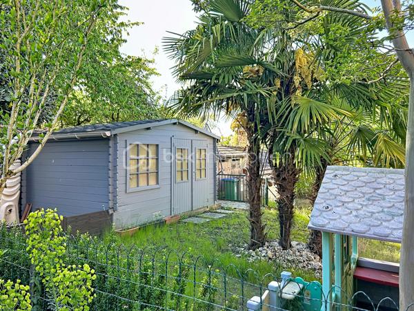 ✨  Superbe F1+ avec prestations de qualité dans le quartier le plus recherché de Corbeil-Essonnes ✨

Idéalement situé dans le secteur le plus prisé de Corbeil-Essonnes, au cœur de sa rue la plus recherchée, cet élégant appartement F1+ saura séduire les amateurs de confort, de calme et de standing.

Dès l’entrée, vous découvrez un bien entièrement rénové, sans travaux à prévoir, offrant une atmosphère moderne et soignée.

🔹 Agencement optimisé :

* Une pièce de vie accueillante
* Un espace bureau indépendant, idéal pour le télétravail ou un coin nuit supplémentaire
* Un lit encastré sur-mesure, parfaitement intégré et laissé dans l’appartement, optimisant l’espace avec élégance
* De nombreux rangements intelligemment intégrés, pour un intérieur parfaitement organisé
* Une cuisine récente entièrement aménagée et équipée
* Une salle de douche aux finitions contemporaines
* Toilettes séparées, pour plus de confort au quotidien

🔹 Extérieurs rares et recherchés :

* Un joli balcon de 4 m², parfait pour profiter des beaux jours
* Un grand jardin privatif, véritable havre de paix
* Un chalet avec électricité, idéal pour un atelier, du rangement ou un espace détente
* Une dépendance supplémentaire également équipée en électricité, offrant de multiples possibilités (bureau, studio, stockage…)

💎 Les + du bien :

* Quartier et rue extrêmement recherchés
* Aucune rénovation à prévoir
* Espaces extérieurs exceptionnels pour ce type de bien
* Fort potentiel d’aménagement et de valorisation

📍 Une opportunité rare sur le marché, parfaite pour un premier achat, un pied-à-terre ou un investissement de qualité.

Je suis disponible sept jours sur sept pour vous faire découvrir ce petit bijou coup de cœur.