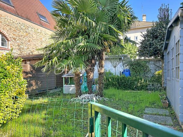 ✨  Superbe F1+ avec prestations de qualité dans le quartier le plus recherché de Corbeil-Essonnes ✨

Idéalement situé dans le secteur le plus prisé de Corbeil-Essonnes, au cœur de sa rue la plus recherchée, cet élégant appartement F1+ saura séduire les amateurs de confort, de calme et de standing.

Dès l’entrée, vous découvrez un bien entièrement rénové, sans travaux à prévoir, offrant une atmosphère moderne et soignée.

🔹 Agencement optimisé :

* Une pièce de vie accueillante
* Un espace bureau indépendant, idéal pour le télétravail ou un coin nuit supplémentaire
* Un lit encastré sur-mesure, parfaitement intégré et laissé dans l’appartement, optimisant l’espace avec élégance
* De nombreux rangements intelligemment intégrés, pour un intérieur parfaitement organisé
* Une cuisine récente entièrement aménagée et équipée
* Une salle de douche aux finitions contemporaines
* Toilettes séparées, pour plus de confort au quotidien

🔹 Extérieurs rares et recherchés :

* Un joli balcon de 4 m², parfait pour profiter des beaux jours
* Un grand jardin privatif, véritable havre de paix
* Un chalet avec électricité, idéal pour un atelier, du rangement ou un espace détente
* Une dépendance supplémentaire également équipée en électricité, offrant de multiples possibilités (bureau, studio, stockage…)

💎 Les + du bien :

* Quartier et rue extrêmement recherchés
* Aucune rénovation à prévoir
* Espaces extérieurs exceptionnels pour ce type de bien
* Fort potentiel d’aménagement et de valorisation

📍 Une opportunité rare sur le marché, parfaite pour un premier achat, un pied-à-terre ou un investissement de qualité.

Je suis disponible sept jours sur sept pour vous faire découvrir ce petit bijou coup de cœur.