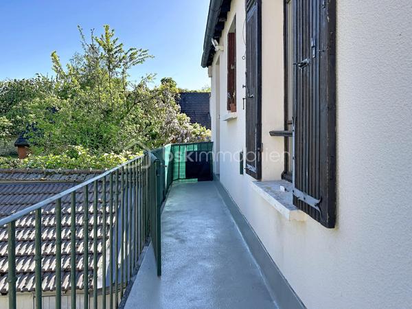 ✨  Superbe F1+ avec prestations de qualité dans le quartier le plus recherché de Corbeil-Essonnes ✨

Idéalement situé dans le secteur le plus prisé de Corbeil-Essonnes, au cœur de sa rue la plus recherchée, cet élégant appartement F1+ saura séduire les amateurs de confort, de calme et de standing.

Dès l’entrée, vous découvrez un bien entièrement rénové, sans travaux à prévoir, offrant une atmosphère moderne et soignée.

🔹 Agencement optimisé :

* Une pièce de vie accueillante
* Un espace bureau indépendant, idéal pour le télétravail ou un coin nuit supplémentaire
* Un lit encastré sur-mesure, parfaitement intégré et laissé dans l’appartement, optimisant l’espace avec élégance
* De nombreux rangements intelligemment intégrés, pour un intérieur parfaitement organisé
* Une cuisine récente entièrement aménagée et équipée
* Une salle de douche aux finitions contemporaines
* Toilettes séparées, pour plus de confort au quotidien

🔹 Extérieurs rares et recherchés :

* Un joli balcon de 4 m², parfait pour profiter des beaux jours
* Un grand jardin privatif, véritable havre de paix
* Un chalet avec électricité, idéal pour un atelier, du rangement ou un espace détente
* Une dépendance supplémentaire également équipée en électricité, offrant de multiples possibilités (bureau, studio, stockage…)

💎 Les + du bien :

* Quartier et rue extrêmement recherchés
* Aucune rénovation à prévoir
* Espaces extérieurs exceptionnels pour ce type de bien
* Fort potentiel d’aménagement et de valorisation

📍 Une opportunité rare sur le marché, parfaite pour un premier achat, un pied-à-terre ou un investissement de qualité.

Je suis disponible sept jours sur sept pour vous faire découvrir ce petit bijou coup de cœur.