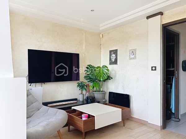 ✨  Superbe F1+ avec prestations de qualité dans le quartier le plus recherché de Corbeil-Essonnes ✨

Idéalement situé dans le secteur le plus prisé de Corbeil-Essonnes, au cœur de sa rue la plus recherchée, cet élégant appartement F1+ saura séduire les amateurs de confort, de calme et de standing.

Dès l’entrée, vous découvrez un bien entièrement rénové, sans travaux à prévoir, offrant une atmosphère moderne et soignée.

🔹 Agencement optimisé :

* Une pièce de vie accueillante
* Un espace bureau indépendant, idéal pour le télétravail ou un coin nuit supplémentaire
* Un lit encastré sur-mesure, parfaitement intégré et laissé dans l’appartement, optimisant l’espace avec élégance
* De nombreux rangements intelligemment intégrés, pour un intérieur parfaitement organisé
* Une cuisine récente entièrement aménagée et équipée
* Une salle de douche aux finitions contemporaines
* Toilettes séparées, pour plus de confort au quotidien

🔹 Extérieurs rares et recherchés :

* Un joli balcon de 4 m², parfait pour profiter des beaux jours
* Un grand jardin privatif, véritable havre de paix
* Un chalet avec électricité, idéal pour un atelier, du rangement ou un espace détente
* Une dépendance supplémentaire également équipée en électricité, offrant de multiples possibilités (bureau, studio, stockage…)

💎 Les + du bien :

* Quartier et rue extrêmement recherchés
* Aucune rénovation à prévoir
* Espaces extérieurs exceptionnels pour ce type de bien
* Fort potentiel d’aménagement et de valorisation

📍 Une opportunité rare sur le marché, parfaite pour un premier achat, un pied-à-terre ou un investissement de qualité.

Je suis disponible sept jours sur sept pour vous faire découvrir ce petit bijou coup de cœur.