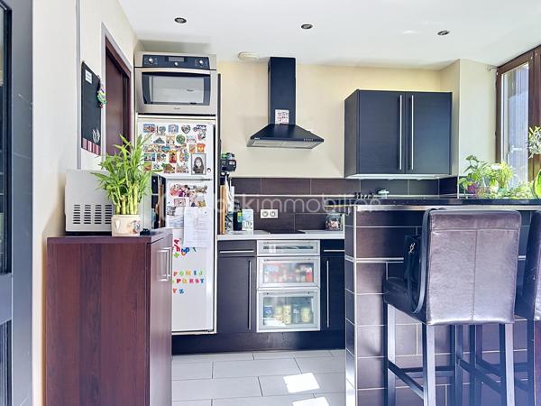 ✨  Superbe F1+ avec prestations de qualité dans le quartier le plus recherché de Corbeil-Essonnes ✨

Idéalement situé dans le secteur le plus prisé de Corbeil-Essonnes, au cœur de sa rue la plus recherchée, cet élégant appartement F1+ saura séduire les amateurs de confort, de calme et de standing.

Dès l’entrée, vous découvrez un bien entièrement rénové, sans travaux à prévoir, offrant une atmosphère moderne et soignée.

🔹 Agencement optimisé :

* Une pièce de vie accueillante
* Un espace bureau indépendant, idéal pour le télétravail ou un coin nuit supplémentaire
* Un lit encastré sur-mesure, parfaitement intégré et laissé dans l’appartement, optimisant l’espace avec élégance
* De nombreux rangements intelligemment intégrés, pour un intérieur parfaitement organisé
* Une cuisine récente entièrement aménagée et équipée
* Une salle de douche aux finitions contemporaines
* Toilettes séparées, pour plus de confort au quotidien

🔹 Extérieurs rares et recherchés :

* Un joli balcon de 4 m², parfait pour profiter des beaux jours
* Un grand jardin privatif, véritable havre de paix
* Un chalet avec électricité, idéal pour un atelier, du rangement ou un espace détente
* Une dépendance supplémentaire également équipée en électricité, offrant de multiples possibilités (bureau, studio, stockage…)

💎 Les + du bien :

* Quartier et rue extrêmement recherchés
* Aucune rénovation à prévoir
* Espaces extérieurs exceptionnels pour ce type de bien
* Fort potentiel d’aménagement et de valorisation

📍 Une opportunité rare sur le marché, parfaite pour un premier achat, un pied-à-terre ou un investissement de qualité.

Je suis disponible sept jours sur sept pour vous faire découvrir ce petit bijou coup de cœur.