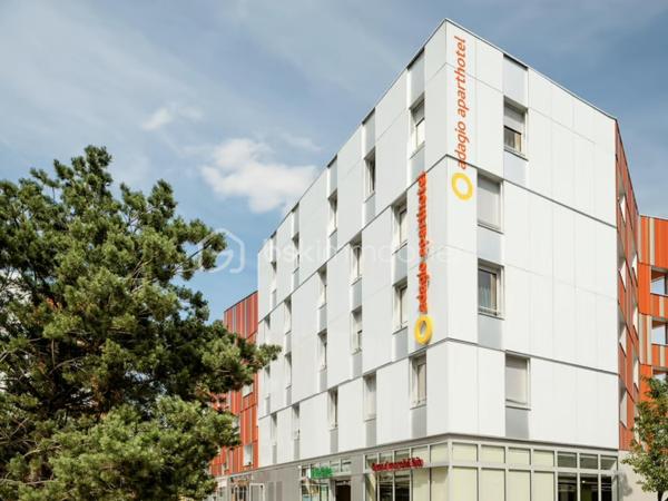 L’Aparthotel Adagio Access Paris Massy Gare TGV est idéalement situé dans le centre du quartier d’affaire de Massy, à 2 minutes de marche de la gare RER et TGV Massy-Palaiseau et 13,5 km de l’aéroport Paris Orly. 

Sous contrat de bail commerciale avec la société PVCP. Ce bien de plus de 21m2 garantira à son propriétaire un loyer de 6004€ HT par an, soit une rentabilité brute garantie de 7%. Vous souhaitez vous construire un patrimoine sécurisé et/ou créer un complément de revenu retraite garanti, alors ce bien est parfait pour vous. Statut LMNP avec amortissement possible. Photos d'un bien type. A NE PAS LAISSER PASSER !!!

Taxe foncière : 270€
Charges de copropriété par an : 590€