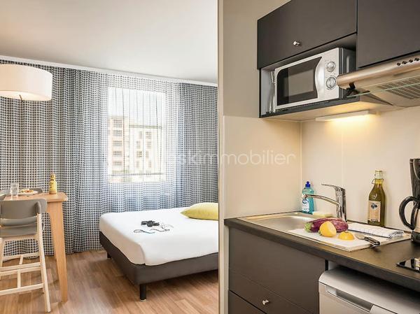 L’Aparthotel Adagio Access Paris Massy Gare TGV est idéalement situé dans le centre du quartier d’affaire de Massy, à 2 minutes de marche de la gare RER et TGV Massy-Palaiseau et 13,5 km de l’aéroport Paris Orly. 

Sous contrat de bail commerciale avec la société PVCP. Ce bien de plus de 21m2 garantira à son propriétaire un loyer de 6004€ HT par an, soit une rentabilité brute garantie de 7%. Vous souhaitez vous construire un patrimoine sécurisé et/ou créer un complément de revenu retraite garanti, alors ce bien est parfait pour vous. Statut LMNP avec amortissement possible. Photos d'un bien type. A NE PAS LAISSER PASSER !!!

Taxe foncière : 270€
Charges de copropriété par an : 590€