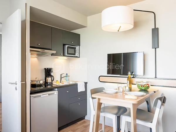 L’Aparthotel Adagio Access Paris Massy Gare TGV est idéalement situé dans le centre du quartier d’affaire de Massy, à 2 minutes de marche de la gare RER et TGV Massy-Palaiseau et 13,5 km de l’aéroport Paris Orly. 

Sous contrat de bail commerciale avec la société PVCP. Ce bien de plus de 21m2 garantira à son propriétaire un loyer de 6004€ HT par an, soit une rentabilité brute garantie de 7%. Vous souhaitez vous construire un patrimoine sécurisé et/ou créer un complément de revenu retraite garanti, alors ce bien est parfait pour vous. Statut LMNP avec amortissement possible. Photos d'un bien type. A NE PAS LAISSER PASSER !!!

Taxe foncière : 270€
Charges de copropriété par an : 590€