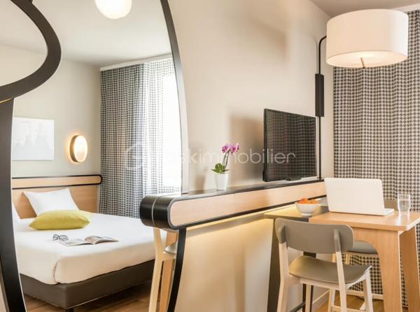 L’Aparthotel Adagio Access Paris Massy Gare TGV est idéalement situé dans le centre du quartier d’affaire de Massy, à 2 minutes de marche de la gare RER et TGV Massy-Palaiseau et 13,5 km de l’aéroport Paris Orly. 

Sous contrat de bail commerciale avec la société PVCP. Ce bien de plus de 21m2 garantira à son propriétaire un loyer de 6004€ HT par an, soit une rentabilité brute garantie de 7%. Vous souhaitez vous construire un patrimoine sécurisé et/ou créer un complément de revenu retraite garanti, alors ce bien est parfait pour vous. Statut LMNP avec amortissement possible. Photos d'un bien type. A NE PAS LAISSER PASSER !!!

Taxe foncière : 270€
Charges de copropriété par an : 590€