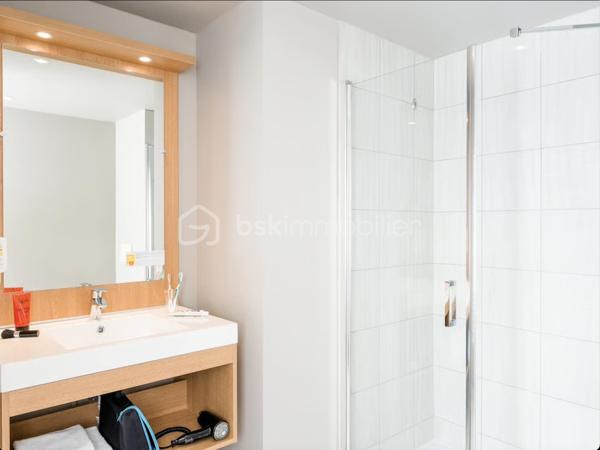 L’Aparthotel Adagio Access Paris Massy Gare TGV est idéalement situé dans le centre du quartier d’affaire de Massy, à 2 minutes de marche de la gare RER et TGV Massy-Palaiseau et 13,5 km de l’aéroport Paris Orly. 

Sous contrat de bail commerciale avec la société PVCP. Ce bien de plus de 21m2 garantira à son propriétaire un loyer de 6004€ HT par an, soit une rentabilité brute garantie de 7%. Vous souhaitez vous construire un patrimoine sécurisé et/ou créer un complément de revenu retraite garanti, alors ce bien est parfait pour vous. Statut LMNP avec amortissement possible. Photos d'un bien type. A NE PAS LAISSER PASSER !!!

Taxe foncière : 270€
Charges de copropriété par an : 590€
