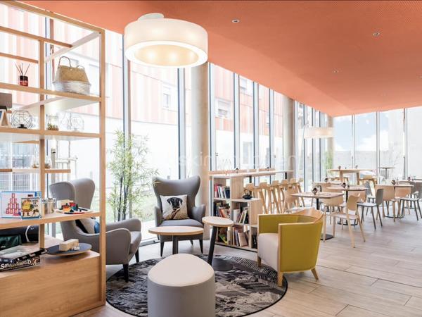 L’Aparthotel Adagio Access Paris Massy Gare TGV est idéalement situé dans le centre du quartier d’affaire de Massy, à 2 minutes de marche de la gare RER et TGV Massy-Palaiseau et 13,5 km de l’aéroport Paris Orly. 

Sous contrat de bail commerciale avec la société PVCP. Ce bien de plus de 21m2 garantira à son propriétaire un loyer de 6004€ HT par an, soit une rentabilité brute garantie de 7%. Vous souhaitez vous construire un patrimoine sécurisé et/ou créer un complément de revenu retraite garanti, alors ce bien est parfait pour vous. Statut LMNP avec amortissement possible. Photos d'un bien type. A NE PAS LAISSER PASSER !!!

Taxe foncière : 270€
Charges de copropriété par an : 590€