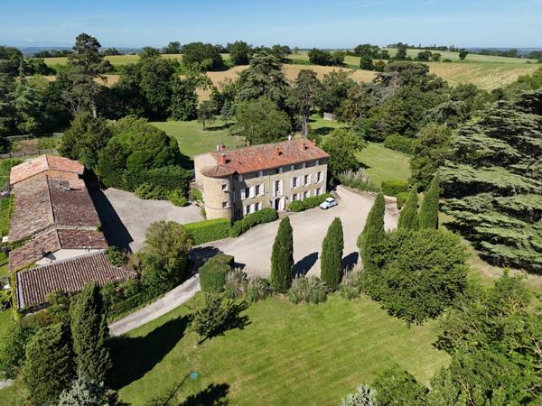 Château médiéval avec 6.5 hectares, dépendances et vue sublime
