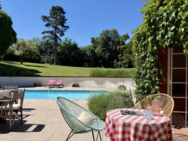 Château médiéval avec 6.5 hectares, dépendances et vue sublime