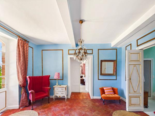 Château médiéval avec 6.5 hectares, dépendances et vue sublime