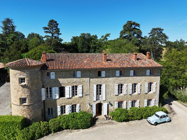 Château médiéval avec 6.5 hectares, dépendances et vue sublime