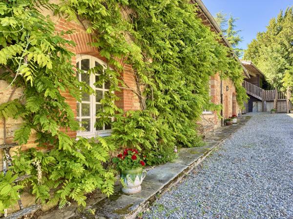 Château médiéval avec 6.5 hectares, dépendances et vue sublime