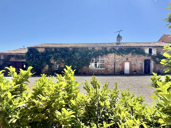 Château médiéval avec 6.5 hectares, dépendances et vue sublime