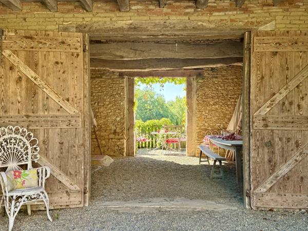 Château médiéval avec 6.5 hectares, dépendances et vue sublime