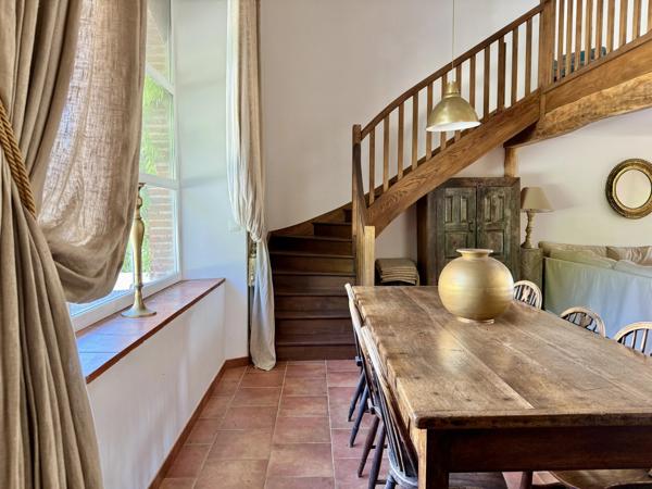 Château médiéval avec 6.5 hectares, dépendances et vue sublime