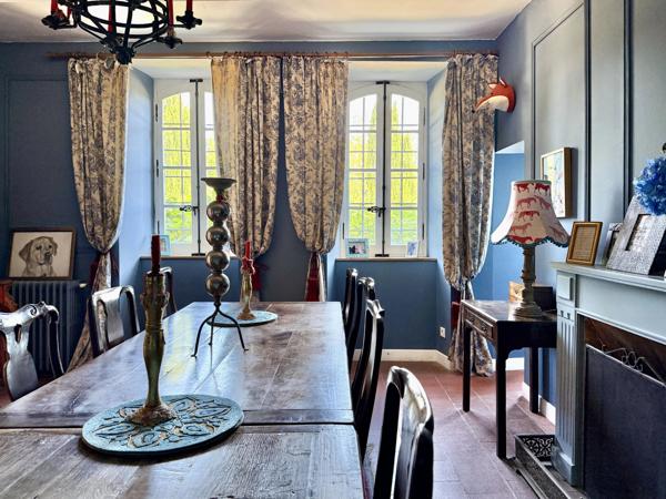 Château médiéval avec 6.5 hectares, dépendances et vue sublime