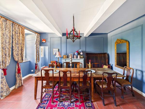 Château médiéval avec 6.5 hectares, dépendances et vue sublime