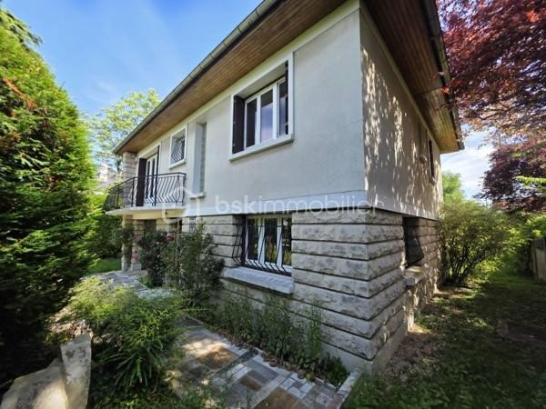 Dans un secteur résidentiel recherché de Gournay-sur-Marne, découvrez cette maison individuelle édifiée sur un magnifique terrain arboré de 721 m², offrant un cadre de vie paisible et verdoyant.
Dès l'entrée, vous serez séduits par ses beaux volumes et son fort potentiel. 
Le rez-de-jardin comprend une vaste entrée avec de nombreux rangements, deux chambres dont une avec sa salle d'eau privative et WC, une buanderie ainsi qu'un garage de 27 m².
À l'étage principal, baigné de lumière, vous profiterez d'un agréable double séjour traversant de plus de 28 m² ouvrant sur une grande terrasse surplombant le jardin. La cuisine indépendante bénéficie également d'un accès direct à cet espace extérieur idéal pour les repas en famille ou entre amis.
L'espace nuit se compose de deux grandes chambres supplémentaires ainsi qu'une salle de bains.
À l'extérieur, le jardin arboré offre un véritable écrin de verdure à l'abri des regards. Une dépendance de près de 31 m² complète l'ensemble et pourra accueillir un bureau, un atelier, une salle de loisirs ou un espace de stockage selon vos besoins.
Les +++ : Maison individuelle, dépendance de 30,96 m², garage de 27 m², secteur calme et recherché, maison saine et entretenue.
Fort potentiel d'aménagement.
Une belle opportunité pour les familles à la recherche d'espace, de verdure et d'un cadre de vie privilégié à proximité des commodités et des bords de Marne.
A moins de 8 min à pied du centre villes avec tous les commerces, 5 min à pied des bords de marne et proximité des écoles.