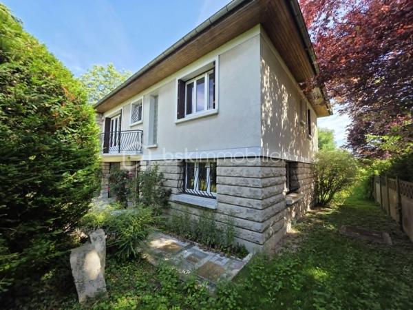 Dans un secteur résidentiel recherché de Gournay-sur-Marne, découvrez cette maison individuelle édifiée sur un magnifique terrain arboré de 721 m², offrant un cadre de vie paisible et verdoyant.
Dès l'entrée, vous serez séduits par ses beaux volumes et son fort potentiel. 
Le rez-de-jardin comprend une vaste entrée avec de nombreux rangements, deux chambres dont une avec sa salle d'eau privative et WC, une buanderie ainsi qu'un garage de 27 m².
À l'étage principal, baigné de lumière, vous profiterez d'un agréable double séjour traversant de plus de 28 m² ouvrant sur une grande terrasse surplombant le jardin. La cuisine indépendante bénéficie également d'un accès direct à cet espace extérieur idéal pour les repas en famille ou entre amis.
L'espace nuit se compose de deux grandes chambres supplémentaires ainsi qu'une salle de bains.
À l'extérieur, le jardin arboré offre un véritable écrin de verdure à l'abri des regards. Une dépendance de près de 31 m² complète l'ensemble et pourra accueillir un bureau, un atelier, une salle de loisirs ou un espace de stockage selon vos besoins.
Les +++ : Maison individuelle, dépendance de 30,96 m², garage de 27 m², secteur calme et recherché, maison saine et entretenue.
Fort potentiel d'aménagement.
Une belle opportunité pour les familles à la recherche d'espace, de verdure et d'un cadre de vie privilégié à proximité des commodités et des bords de Marne.
A moins de 8 min à pied du centre villes avec tous les commerces, 5 min à pied des bords de marne et proximité des écoles.