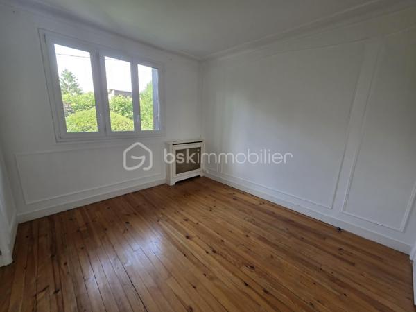 Dans un secteur résidentiel recherché de Gournay-sur-Marne, découvrez cette maison individuelle édifiée sur un magnifique terrain arboré de 721 m², offrant un cadre de vie paisible et verdoyant.
Dès l'entrée, vous serez séduits par ses beaux volumes et son fort potentiel. 
Le rez-de-jardin comprend une vaste entrée avec de nombreux rangements, deux chambres dont une avec sa salle d'eau privative et WC, une buanderie ainsi qu'un garage de 27 m².
À l'étage principal, baigné de lumière, vous profiterez d'un agréable double séjour traversant de plus de 28 m² ouvrant sur une grande terrasse surplombant le jardin. La cuisine indépendante bénéficie également d'un accès direct à cet espace extérieur idéal pour les repas en famille ou entre amis.
L'espace nuit se compose de deux grandes chambres supplémentaires ainsi qu'une salle de bains.
À l'extérieur, le jardin arboré offre un véritable écrin de verdure à l'abri des regards. Une dépendance de près de 31 m² complète l'ensemble et pourra accueillir un bureau, un atelier, une salle de loisirs ou un espace de stockage selon vos besoins.
Les +++ : Maison individuelle, dépendance de 30,96 m², garage de 27 m², secteur calme et recherché, maison saine et entretenue.
Fort potentiel d'aménagement.
Une belle opportunité pour les familles à la recherche d'espace, de verdure et d'un cadre de vie privilégié à proximité des commodités et des bords de Marne.
A moins de 8 min à pied du centre villes avec tous les commerces, 5 min à pied des bords de marne et proximité des écoles.
