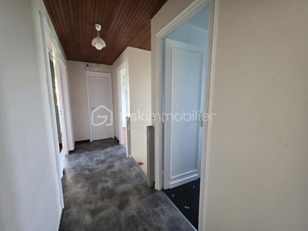 Dans un secteur résidentiel recherché de Gournay-sur-Marne, découvrez cette maison individuelle édifiée sur un magnifique terrain arboré de 721 m², offrant un cadre de vie paisible et verdoyant.
Dès l'entrée, vous serez séduits par ses beaux volumes et son fort potentiel. 
Le rez-de-jardin comprend une vaste entrée avec de nombreux rangements, deux chambres dont une avec sa salle d'eau privative et WC, une buanderie ainsi qu'un garage de 27 m².
À l'étage principal, baigné de lumière, vous profiterez d'un agréable double séjour traversant de plus de 28 m² ouvrant sur une grande terrasse surplombant le jardin. La cuisine indépendante bénéficie également d'un accès direct à cet espace extérieur idéal pour les repas en famille ou entre amis.
L'espace nuit se compose de deux grandes chambres supplémentaires ainsi qu'une salle de bains.
À l'extérieur, le jardin arboré offre un véritable écrin de verdure à l'abri des regards. Une dépendance de près de 31 m² complète l'ensemble et pourra accueillir un bureau, un atelier, une salle de loisirs ou un espace de stockage selon vos besoins.
Les +++ : Maison individuelle, dépendance de 30,96 m², garage de 27 m², secteur calme et recherché, maison saine et entretenue.
Fort potentiel d'aménagement.
Une belle opportunité pour les familles à la recherche d'espace, de verdure et d'un cadre de vie privilégié à proximité des commodités et des bords de Marne.
A moins de 8 min à pied du centre villes avec tous les commerces, 5 min à pied des bords de marne et proximité des écoles.