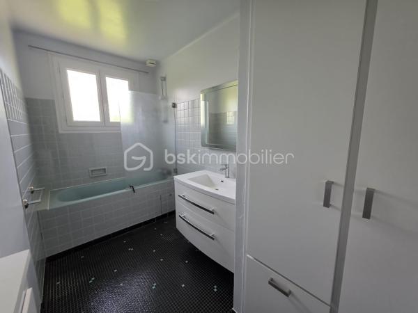 Dans un secteur résidentiel recherché de Gournay-sur-Marne, découvrez cette maison individuelle édifiée sur un magnifique terrain arboré de 721 m², offrant un cadre de vie paisible et verdoyant.
Dès l'entrée, vous serez séduits par ses beaux volumes et son fort potentiel. 
Le rez-de-jardin comprend une vaste entrée avec de nombreux rangements, deux chambres dont une avec sa salle d'eau privative et WC, une buanderie ainsi qu'un garage de 27 m².
À l'étage principal, baigné de lumière, vous profiterez d'un agréable double séjour traversant de plus de 28 m² ouvrant sur une grande terrasse surplombant le jardin. La cuisine indépendante bénéficie également d'un accès direct à cet espace extérieur idéal pour les repas en famille ou entre amis.
L'espace nuit se compose de deux grandes chambres supplémentaires ainsi qu'une salle de bains.
À l'extérieur, le jardin arboré offre un véritable écrin de verdure à l'abri des regards. Une dépendance de près de 31 m² complète l'ensemble et pourra accueillir un bureau, un atelier, une salle de loisirs ou un espace de stockage selon vos besoins.
Les +++ : Maison individuelle, dépendance de 30,96 m², garage de 27 m², secteur calme et recherché, maison saine et entretenue.
Fort potentiel d'aménagement.
Une belle opportunité pour les familles à la recherche d'espace, de verdure et d'un cadre de vie privilégié à proximité des commodités et des bords de Marne.
A moins de 8 min à pied du centre villes avec tous les commerces, 5 min à pied des bords de marne et proximité des écoles.