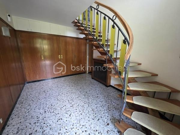 Dans un secteur résidentiel recherché de Gournay-sur-Marne, découvrez cette maison individuelle édifiée sur un magnifique terrain arboré de 721 m², offrant un cadre de vie paisible et verdoyant.
Dès l'entrée, vous serez séduits par ses beaux volumes et son fort potentiel. 
Le rez-de-jardin comprend une vaste entrée avec de nombreux rangements, deux chambres dont une avec sa salle d'eau privative et WC, une buanderie ainsi qu'un garage de 27 m².
À l'étage principal, baigné de lumière, vous profiterez d'un agréable double séjour traversant de plus de 28 m² ouvrant sur une grande terrasse surplombant le jardin. La cuisine indépendante bénéficie également d'un accès direct à cet espace extérieur idéal pour les repas en famille ou entre amis.
L'espace nuit se compose de deux grandes chambres supplémentaires ainsi qu'une salle de bains.
À l'extérieur, le jardin arboré offre un véritable écrin de verdure à l'abri des regards. Une dépendance de près de 31 m² complète l'ensemble et pourra accueillir un bureau, un atelier, une salle de loisirs ou un espace de stockage selon vos besoins.
Les +++ : Maison individuelle, dépendance de 30,96 m², garage de 27 m², secteur calme et recherché, maison saine et entretenue.
Fort potentiel d'aménagement.
Une belle opportunité pour les familles à la recherche d'espace, de verdure et d'un cadre de vie privilégié à proximité des commodités et des bords de Marne.
A moins de 8 min à pied du centre villes avec tous les commerces, 5 min à pied des bords de marne et proximité des écoles.