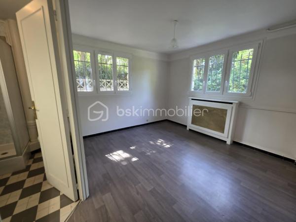 Dans un secteur résidentiel recherché de Gournay-sur-Marne, découvrez cette maison individuelle édifiée sur un magnifique terrain arboré de 721 m², offrant un cadre de vie paisible et verdoyant.
Dès l'entrée, vous serez séduits par ses beaux volumes et son fort potentiel. 
Le rez-de-jardin comprend une vaste entrée avec de nombreux rangements, deux chambres dont une avec sa salle d'eau privative et WC, une buanderie ainsi qu'un garage de 27 m².
À l'étage principal, baigné de lumière, vous profiterez d'un agréable double séjour traversant de plus de 28 m² ouvrant sur une grande terrasse surplombant le jardin. La cuisine indépendante bénéficie également d'un accès direct à cet espace extérieur idéal pour les repas en famille ou entre amis.
L'espace nuit se compose de deux grandes chambres supplémentaires ainsi qu'une salle de bains.
À l'extérieur, le jardin arboré offre un véritable écrin de verdure à l'abri des regards. Une dépendance de près de 31 m² complète l'ensemble et pourra accueillir un bureau, un atelier, une salle de loisirs ou un espace de stockage selon vos besoins.
Les +++ : Maison individuelle, dépendance de 30,96 m², garage de 27 m², secteur calme et recherché, maison saine et entretenue.
Fort potentiel d'aménagement.
Une belle opportunité pour les familles à la recherche d'espace, de verdure et d'un cadre de vie privilégié à proximité des commodités et des bords de Marne.
A moins de 8 min à pied du centre villes avec tous les commerces, 5 min à pied des bords de marne et proximité des écoles.