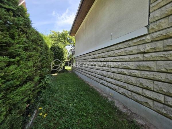 Dans un secteur résidentiel recherché de Gournay-sur-Marne, découvrez cette maison individuelle édifiée sur un magnifique terrain arboré de 721 m², offrant un cadre de vie paisible et verdoyant.
Dès l'entrée, vous serez séduits par ses beaux volumes et son fort potentiel. 
Le rez-de-jardin comprend une vaste entrée avec de nombreux rangements, deux chambres dont une avec sa salle d'eau privative et WC, une buanderie ainsi qu'un garage de 27 m².
À l'étage principal, baigné de lumière, vous profiterez d'un agréable double séjour traversant de plus de 28 m² ouvrant sur une grande terrasse surplombant le jardin. La cuisine indépendante bénéficie également d'un accès direct à cet espace extérieur idéal pour les repas en famille ou entre amis.
L'espace nuit se compose de deux grandes chambres supplémentaires ainsi qu'une salle de bains.
À l'extérieur, le jardin arboré offre un véritable écrin de verdure à l'abri des regards. Une dépendance de près de 31 m² complète l'ensemble et pourra accueillir un bureau, un atelier, une salle de loisirs ou un espace de stockage selon vos besoins.
Les +++ : Maison individuelle, dépendance de 30,96 m², garage de 27 m², secteur calme et recherché, maison saine et entretenue.
Fort potentiel d'aménagement.
Une belle opportunité pour les familles à la recherche d'espace, de verdure et d'un cadre de vie privilégié à proximité des commodités et des bords de Marne.
A moins de 8 min à pied du centre villes avec tous les commerces, 5 min à pied des bords de marne et proximité des écoles.