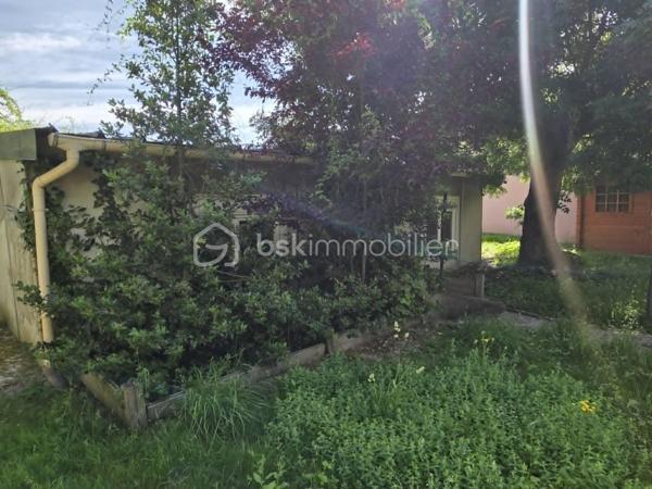 Dans un secteur résidentiel recherché de Gournay-sur-Marne, découvrez cette maison individuelle édifiée sur un magnifique terrain arboré de 721 m², offrant un cadre de vie paisible et verdoyant.
Dès l'entrée, vous serez séduits par ses beaux volumes et son fort potentiel. 
Le rez-de-jardin comprend une vaste entrée avec de nombreux rangements, deux chambres dont une avec sa salle d'eau privative et WC, une buanderie ainsi qu'un garage de 27 m².
À l'étage principal, baigné de lumière, vous profiterez d'un agréable double séjour traversant de plus de 28 m² ouvrant sur une grande terrasse surplombant le jardin. La cuisine indépendante bénéficie également d'un accès direct à cet espace extérieur idéal pour les repas en famille ou entre amis.
L'espace nuit se compose de deux grandes chambres supplémentaires ainsi qu'une salle de bains.
À l'extérieur, le jardin arboré offre un véritable écrin de verdure à l'abri des regards. Une dépendance de près de 31 m² complète l'ensemble et pourra accueillir un bureau, un atelier, une salle de loisirs ou un espace de stockage selon vos besoins.
Les +++ : Maison individuelle, dépendance de 30,96 m², garage de 27 m², secteur calme et recherché, maison saine et entretenue.
Fort potentiel d'aménagement.
Une belle opportunité pour les familles à la recherche d'espace, de verdure et d'un cadre de vie privilégié à proximité des commodités et des bords de Marne.
A moins de 8 min à pied du centre villes avec tous les commerces, 5 min à pied des bords de marne et proximité des écoles.
