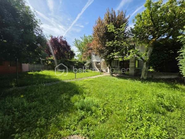 Dans un secteur résidentiel recherché de Gournay-sur-Marne, découvrez cette maison individuelle édifiée sur un magnifique terrain arboré de 721 m², offrant un cadre de vie paisible et verdoyant.
Dès l'entrée, vous serez séduits par ses beaux volumes et son fort potentiel. 
Le rez-de-jardin comprend une vaste entrée avec de nombreux rangements, deux chambres dont une avec sa salle d'eau privative et WC, une buanderie ainsi qu'un garage de 27 m².
À l'étage principal, baigné de lumière, vous profiterez d'un agréable double séjour traversant de plus de 28 m² ouvrant sur une grande terrasse surplombant le jardin. La cuisine indépendante bénéficie également d'un accès direct à cet espace extérieur idéal pour les repas en famille ou entre amis.
L'espace nuit se compose de deux grandes chambres supplémentaires ainsi qu'une salle de bains.
À l'extérieur, le jardin arboré offre un véritable écrin de verdure à l'abri des regards. Une dépendance de près de 31 m² complète l'ensemble et pourra accueillir un bureau, un atelier, une salle de loisirs ou un espace de stockage selon vos besoins.
Les +++ : Maison individuelle, dépendance de 30,96 m², garage de 27 m², secteur calme et recherché, maison saine et entretenue.
Fort potentiel d'aménagement.
Une belle opportunité pour les familles à la recherche d'espace, de verdure et d'un cadre de vie privilégié à proximité des commodités et des bords de Marne.
A moins de 8 min à pied du centre villes avec tous les commerces, 5 min à pied des bords de marne et proximité des écoles.