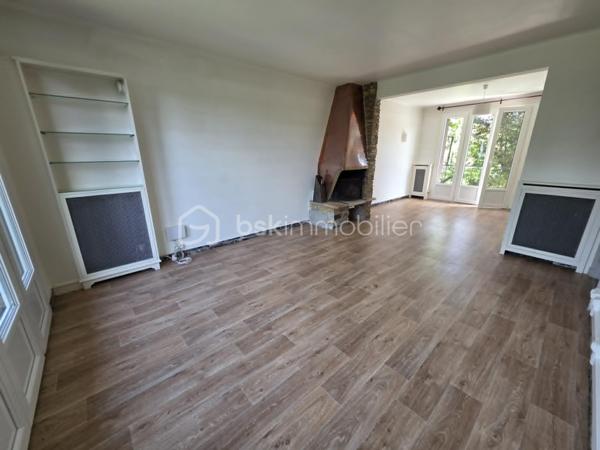 Dans un secteur résidentiel recherché de Gournay-sur-Marne, découvrez cette maison individuelle édifiée sur un magnifique terrain arboré de 721 m², offrant un cadre de vie paisible et verdoyant.
Dès l'entrée, vous serez séduits par ses beaux volumes et son fort potentiel. 
Le rez-de-jardin comprend une vaste entrée avec de nombreux rangements, deux chambres dont une avec sa salle d'eau privative et WC, une buanderie ainsi qu'un garage de 27 m².
À l'étage principal, baigné de lumière, vous profiterez d'un agréable double séjour traversant de plus de 28 m² ouvrant sur une grande terrasse surplombant le jardin. La cuisine indépendante bénéficie également d'un accès direct à cet espace extérieur idéal pour les repas en famille ou entre amis.
L'espace nuit se compose de deux grandes chambres supplémentaires ainsi qu'une salle de bains.
À l'extérieur, le jardin arboré offre un véritable écrin de verdure à l'abri des regards. Une dépendance de près de 31 m² complète l'ensemble et pourra accueillir un bureau, un atelier, une salle de loisirs ou un espace de stockage selon vos besoins.
Les +++ : Maison individuelle, dépendance de 30,96 m², garage de 27 m², secteur calme et recherché, maison saine et entretenue.
Fort potentiel d'aménagement.
Une belle opportunité pour les familles à la recherche d'espace, de verdure et d'un cadre de vie privilégié à proximité des commodités et des bords de Marne.
A moins de 8 min à pied du centre villes avec tous les commerces, 5 min à pied des bords de marne et proximité des écoles.