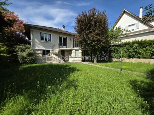 Dans un secteur résidentiel recherché de Gournay-sur-Marne, découvrez cette maison individuelle édifiée sur un magnifique terrain arboré de 721 m², offrant un cadre de vie paisible et verdoyant.
Dès l'entrée, vous serez séduits par ses beaux volumes et son fort potentiel. 
Le rez-de-jardin comprend une vaste entrée avec de nombreux rangements, deux chambres dont une avec sa salle d'eau privative et WC, une buanderie ainsi qu'un garage de 27 m².
À l'étage principal, baigné de lumière, vous profiterez d'un agréable double séjour traversant de plus de 28 m² ouvrant sur une grande terrasse surplombant le jardin. La cuisine indépendante bénéficie également d'un accès direct à cet espace extérieur idéal pour les repas en famille ou entre amis.
L'espace nuit se compose de deux grandes chambres supplémentaires ainsi qu'une salle de bains.
À l'extérieur, le jardin arboré offre un véritable écrin de verdure à l'abri des regards. Une dépendance de près de 31 m² complète l'ensemble et pourra accueillir un bureau, un atelier, une salle de loisirs ou un espace de stockage selon vos besoins.
Les +++ : Maison individuelle, dépendance de 30,96 m², garage de 27 m², secteur calme et recherché, maison saine et entretenue.
Fort potentiel d'aménagement.
Une belle opportunité pour les familles à la recherche d'espace, de verdure et d'un cadre de vie privilégié à proximité des commodités et des bords de Marne.
A moins de 8 min à pied du centre villes avec tous les commerces, 5 min à pied des bords de marne et proximité des écoles.