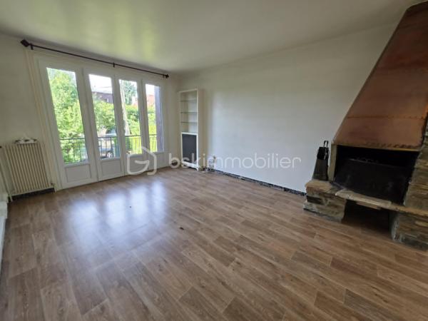 Dans un secteur résidentiel recherché de Gournay-sur-Marne, découvrez cette maison individuelle édifiée sur un magnifique terrain arboré de 721 m², offrant un cadre de vie paisible et verdoyant.
Dès l'entrée, vous serez séduits par ses beaux volumes et son fort potentiel. 
Le rez-de-jardin comprend une vaste entrée avec de nombreux rangements, deux chambres dont une avec sa salle d'eau privative et WC, une buanderie ainsi qu'un garage de 27 m².
À l'étage principal, baigné de lumière, vous profiterez d'un agréable double séjour traversant de plus de 28 m² ouvrant sur une grande terrasse surplombant le jardin. La cuisine indépendante bénéficie également d'un accès direct à cet espace extérieur idéal pour les repas en famille ou entre amis.
L'espace nuit se compose de deux grandes chambres supplémentaires ainsi qu'une salle de bains.
À l'extérieur, le jardin arboré offre un véritable écrin de verdure à l'abri des regards. Une dépendance de près de 31 m² complète l'ensemble et pourra accueillir un bureau, un atelier, une salle de loisirs ou un espace de stockage selon vos besoins.
Les +++ : Maison individuelle, dépendance de 30,96 m², garage de 27 m², secteur calme et recherché, maison saine et entretenue.
Fort potentiel d'aménagement.
Une belle opportunité pour les familles à la recherche d'espace, de verdure et d'un cadre de vie privilégié à proximité des commodités et des bords de Marne.
A moins de 8 min à pied du centre villes avec tous les commerces, 5 min à pied des bords de marne et proximité des écoles.