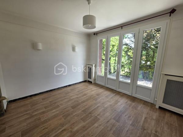 Dans un secteur résidentiel recherché de Gournay-sur-Marne, découvrez cette maison individuelle édifiée sur un magnifique terrain arboré de 721 m², offrant un cadre de vie paisible et verdoyant.
Dès l'entrée, vous serez séduits par ses beaux volumes et son fort potentiel. 
Le rez-de-jardin comprend une vaste entrée avec de nombreux rangements, deux chambres dont une avec sa salle d'eau privative et WC, une buanderie ainsi qu'un garage de 27 m².
À l'étage principal, baigné de lumière, vous profiterez d'un agréable double séjour traversant de plus de 28 m² ouvrant sur une grande terrasse surplombant le jardin. La cuisine indépendante bénéficie également d'un accès direct à cet espace extérieur idéal pour les repas en famille ou entre amis.
L'espace nuit se compose de deux grandes chambres supplémentaires ainsi qu'une salle de bains.
À l'extérieur, le jardin arboré offre un véritable écrin de verdure à l'abri des regards. Une dépendance de près de 31 m² complète l'ensemble et pourra accueillir un bureau, un atelier, une salle de loisirs ou un espace de stockage selon vos besoins.
Les +++ : Maison individuelle, dépendance de 30,96 m², garage de 27 m², secteur calme et recherché, maison saine et entretenue.
Fort potentiel d'aménagement.
Une belle opportunité pour les familles à la recherche d'espace, de verdure et d'un cadre de vie privilégié à proximité des commodités et des bords de Marne.
A moins de 8 min à pied du centre villes avec tous les commerces, 5 min à pied des bords de marne et proximité des écoles.